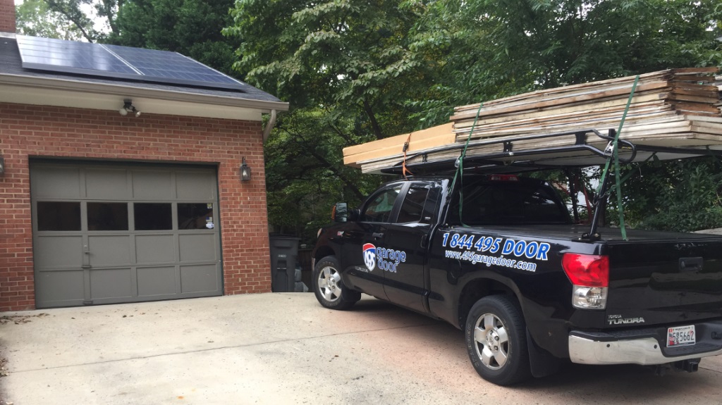 495garagedoor-repair-old-overhead-garage-door